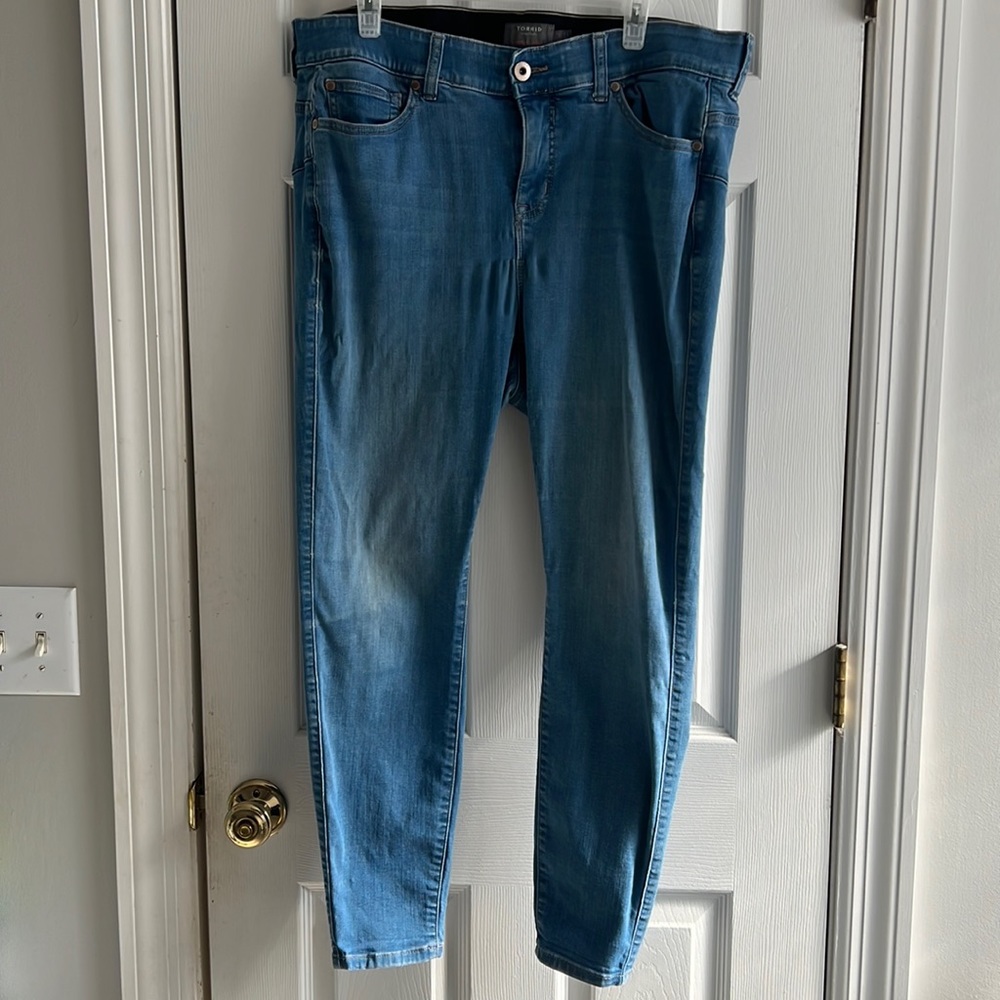 Torrid Bombshell Skinny Jeans light wash 18R